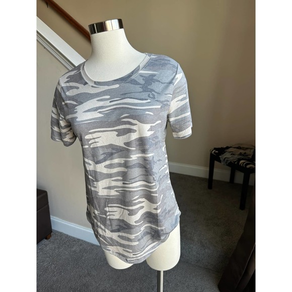 Camo t-shirt, size medium - Picture 2 of 6